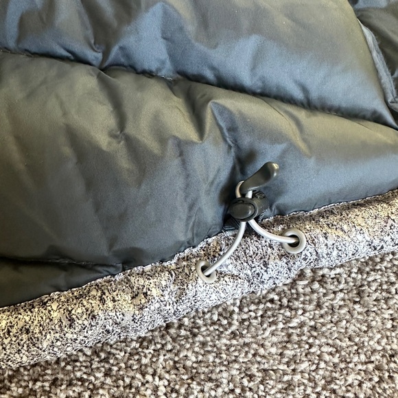 Women’s Mountain Hardware Q shield 650 down quilted puffer vest. Gray size large - Picture 8 of 12